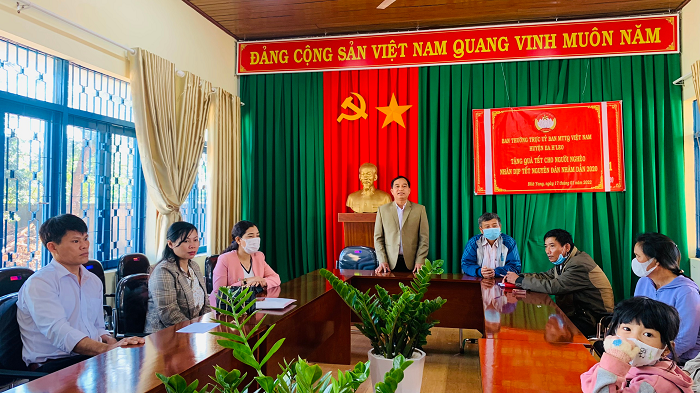 Ủy ban Mặt trận Tổ quốc Việt Nam huyện tặng quà cho các hộ nghèo xã Dliê Yang